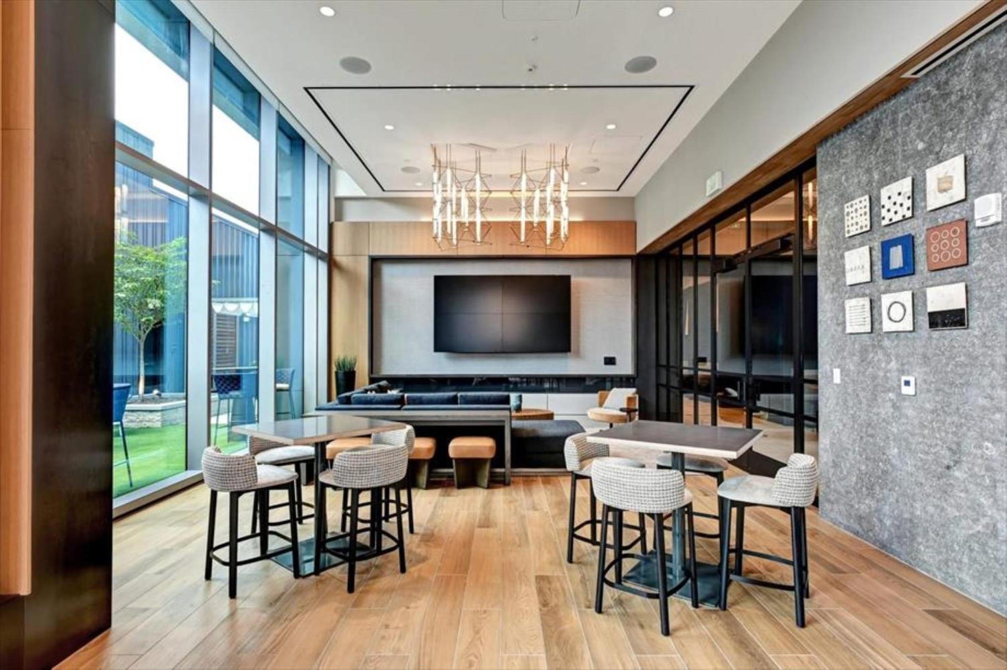 Global Luxury At Town Center * Reston