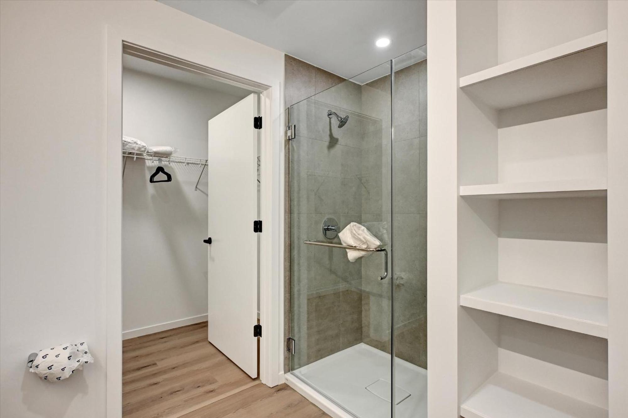Global Luxury At Town Center Apartment Reston